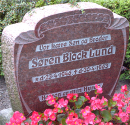  Gravsten på Døstrup kirkegård, foto v. Chr. Scholz 